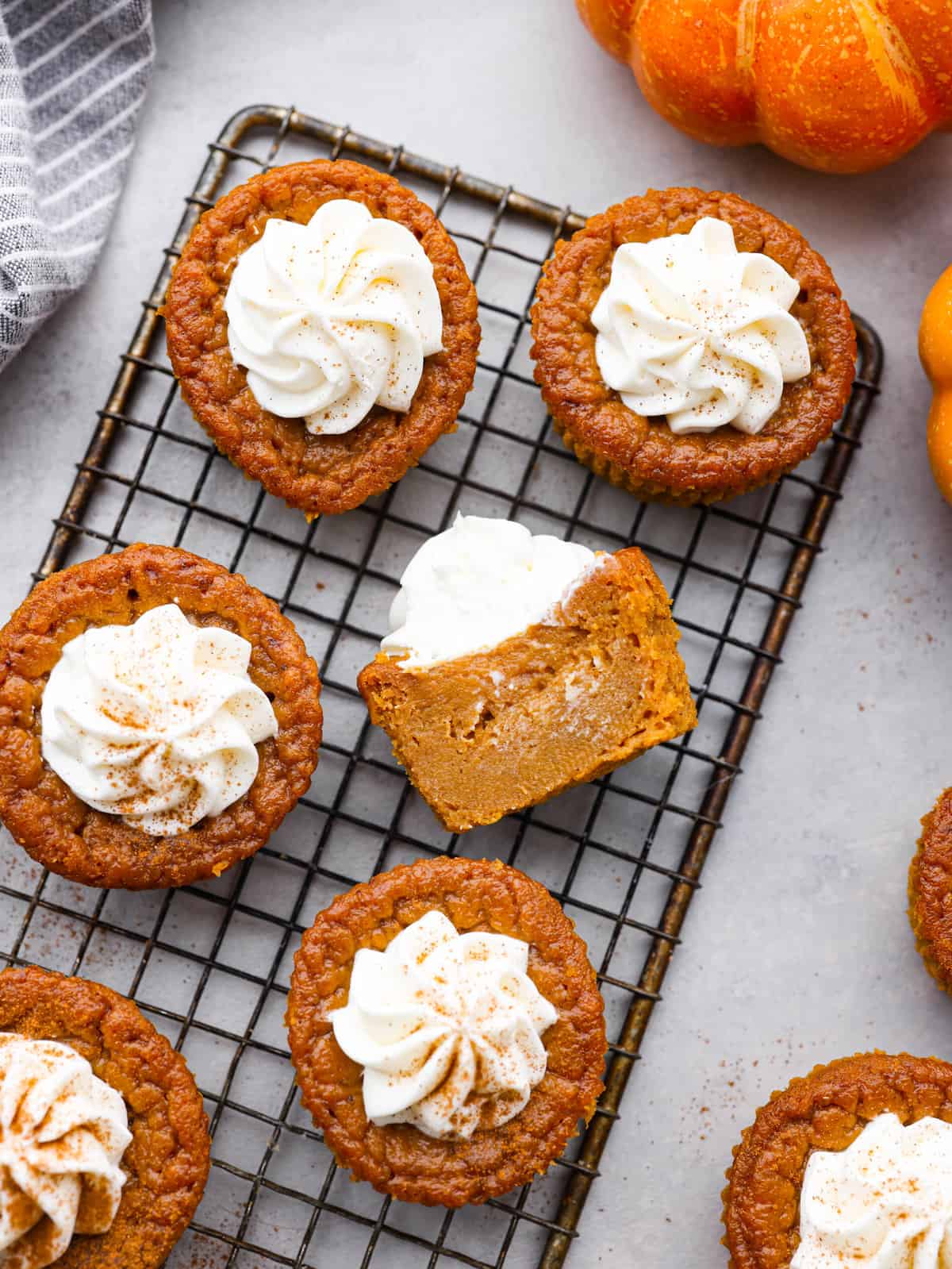 Pumpkin Pie Cupcakes with Cream Cheese Whipping Cream